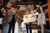 凤凰网娱乐讯 9月15日，韩国动作大片《孤胆特工》（原名《大叔》）在京举行首映媒体见面会，影片主演韩国影星元斌出席活动。粉丝为元斌送上礼物。

