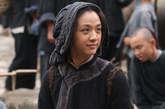 戛纳电影节唯一入围华语片《武侠》，其中汤唯扮演村妇阿玉，灰头土脸的形象和全收起的发丝，朴实无华。