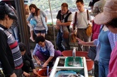 城山日出峰下的海鲜档，海女现捕现卖，每盘1万韩币。