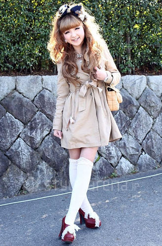 日本街头大胆美女光腿穿风衣
