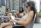 纽约女孩街头裸体读书 欲促裸胸合法化