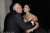 意大利性感女神莫妮卡·贝鲁奇产后身材依旧火辣，露出香肩酥胸性感迷人，和卡地亚全球总裁亲吻。