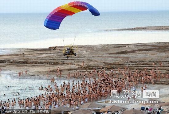 千余男女“裸漂”死海超壮观