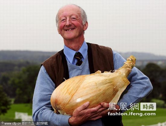 英国16.3斤重巨型洋葱 破世界纪录