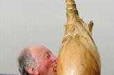 他非常兴奋的亲吻这个巨型洋葱。