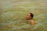     如果说毛泽东吸烟的嗜好，总让身边的工作人员操心，那么他对游泳的热爱就是大家最乐意支持的了。
