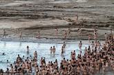 1200名以色列男女一丝不挂聚集死海边，摆出各种姿势，供著名裸照摄影师杜尼克(Spencer Tunick)拍照。这次壮举是为打响死海的名号，让这个世界最低的咸水湖(低于海平面400米)代表以色列，在11月的“全球七大奇观”网络投票中冲高人气，挤上金榜。
