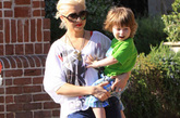 克里斯蒂娜·阿奎莱拉(Christina Aguilera)——蓝色牛筋打底裤与白色不对称长衫的搭配简单随意，牛筋打底裤是今年的大热款型，蓝色的裤子更加时尚易搭。