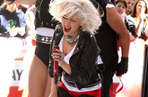 克里斯蒂娜·阿奎莱拉(Christina Aguilera)——黑色的打底裤在正面镶上水晶的设计十分耀眼迷人，仿佛星星在黑暗的天空中一般的感觉充满了梦幻气息。红底高跟鞋与红色短裤配上黑色夹克白色T的搭配干净却充满了时尚的感觉。