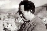     抗战时期条件艰苦，烟的来源没有保障，毛泽东的烟却始终没有断过，用他的话说，他是吃百家饭，抽百家烟。
