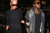 坎耶·韦斯特 (Kanye West)——黑色打底裤在大腿处做镂空设计十分大胆时尚，整身的黑色装扮用打底裤的镂空带来一抹清凉感觉，黑色也可以时尚性感。