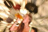 2011年德国慕尼黑，第178届啤酒节开幕，美女秀乳沟“胸”神恶煞，并且豪放饮酒，无比热闹的气氛让人们尽情狂欢。