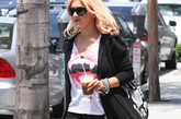 克里斯蒂娜·阿奎莱拉(Christina Aguilera)——白色的嘴唇图案背心与灰色紧身打底裤的搭配略过单调。一件黑色帽衫的搭配不仅抵挡住阳光的照射更加为整身增添了质感与层次感，很实用的单品。
