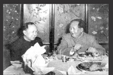     辣椒，毛泽东几乎是餐餐不缺。一些曾经跟着他的老人回忆说，毛泽东甚至在吃梨、吃西瓜的时候，都要在上面撒些辣椒粉，对此他笑着说，无辣椒不革命。凤凰卫视2011年9月17日《皇牌大放送》讲述了毛泽东的诸多故事