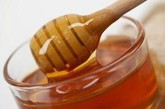 冲服蜂蜜。蜂蜜中含有多种生物活性物质，能激发人体的免疫功能，每日早晚两次冲服，可有效地治疗和预防感冒及其它病毒性疾病。