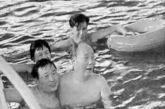     入住中南海后，毛泽东更多的是在中南海的游泳池游泳，一般情况下，游泳的人们看到毛泽东下水后，通常会在池中让出一块空间，或者坐到池边观看。