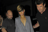 蕾哈娜（Rihanna）—黑白几何图形打底裤十分抢镜，摩登的图案必须成为潮女的标志。上身搭配灰色开衫，复古的系扣下摆和微微耸起的肩膀设计都非常时髦。
