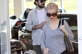 克里斯蒂娜·阿奎莱拉(Christina Aguilera)——灰色打底裤搭配浅色衬衣简单随意，用黑色背心打底带出层次感，红色夹角凉拖点亮整身。
