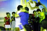 海南海口海口假日海滩举行啤酒争霸赛，按比赛规定，每对选手须热吻30秒后，由一方倒酒给对方喝完，用时最短者获胜，为了赢取奖品，两名男选手在比赛中激情热吻，吸引现场观众欢呼声一片。