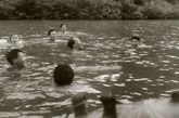     每当有人在池边观看毛泽东游泳时，毛泽东就喜欢招呼大家一起游。如果大家还不动，他就会突然游到岸边，直接把人拖下水，看着落入水中的同伴，他自己开心地哈哈大笑。