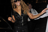 碧昂丝(Beyonce)——黑色的亮片打底裤与亮片马甲十分统一，整体造型很呼应。亮片的设计弥补了黑色的暗淡感，水晶亮片装饰的拖鞋很有型。