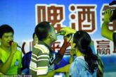 海南海口海口假日海滩举行啤酒争霸赛，按比赛规定，每对选手须热吻30秒后，由一方倒酒给对方喝完，用时最短者获胜，为了赢取奖品，两名男选手在比赛中激情热吻，吸引现场观众欢呼声一片。
