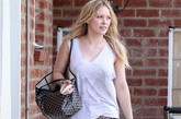 希拉里·达芙(Hilary Duff)——豹纹的打底裤野性之中带着一丝成熟妩媚的味道，配上裸色高跟鞋仿佛故意在低调中诠释性感，白色的骷髅吊带与米色背心也在暗自张扬着独特的个性。