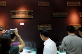 参观者在云南少数民族财会博物馆内观看各式算盘。