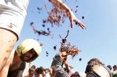 西班牙马略卡岛本塞伦村举行一年一度的葡萄大战，逾过千人庆祝丰收。
