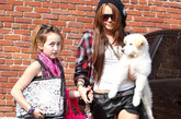麦莉·赛勒斯 (Miley Cyrus)



Cyrus额的白色狗狗十分可爱，身穿格子衫搭配白T玉黑色皮短裤的样子帅气十足。一只手领着妹妹一只手抱着自己的爱犬很有爱的样子。
