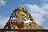 以“沙雕迪士尼”为主题的第十三届中国舟山国际沙雕节9月24日开幕，目前沙雕主体已完成，正在进行扫尾工作，“米奇”盛装迎客。24日后，用沙筑就的全球首个沙雕海上迪士尼乐园将呈现在游客面前。大家一起期待吧。
