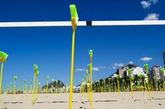 反腐败奇招，巴西沙滩插594把扫帚，这片海滩显得格外耀眼。