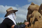 以“沙雕迪士尼”为主题的第十三届中国舟山国际沙雕节9月24日开幕，目前沙雕主体已完成，正在进行扫尾工作，“米奇”盛装迎客。24日后，用沙筑就的全球首个沙雕海上迪士尼乐园将呈现在游客面前。大家一起期待吧。
