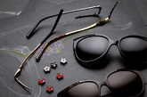 每副镜架都是创意、手工艺和技术的完美精准融合。黑色或哈瓦那色醋酯纤维造型的灵感源自上世纪60年代风靡一时的柔美猫眼太阳镜。