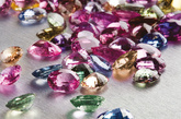 “宝石花”和谐多变的丰富色调以梦幻彩色蓝宝石、珍珠母贝、粉色石英以及玛瑙的半透明光晕呈现，或者通过紫水晶、黄水晶、橙玛瑙和赤血石营造更加生动的对比色效果。