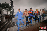 图为重庆朝天门码头，船上落水的伤者被成功救起，并转移到安全地方。