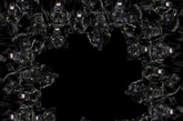 Givenchy的这几件作品与品牌最新一季的campaign一脉相承，方巾设计充满原始与神秘，强烈的对比色和繁复的印花带着自然的力量。主角黑豹，黑色的力量让其设计脱颖而出。