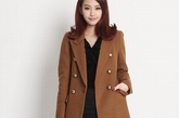 棕色的大衣搭配简单的单品，温暖中低调的服装最容易衬托脸庞。
