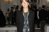 伦敦2012春夏时装周，英国第一夫人萨曼塔-卡梅隆助阵Erdem专场秀。简单的图案上衣配上黑色9分裤和外套，酷劲十足。