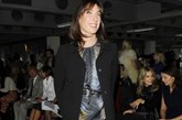 伦敦2012春夏时装周，英国第一夫人萨曼塔-卡梅隆助阵Erdem专场秀。简单的图案上衣配上黑色9分裤和外套，酷劲十足。