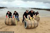 英国布什米尔斯，来自德国，南非和捷克共和国的选手在北安特里姆海岸上参加滚酒桶比赛。人们不仅喜欢饮酒，而且关于酒的各种文化活动都非常的喜欢。