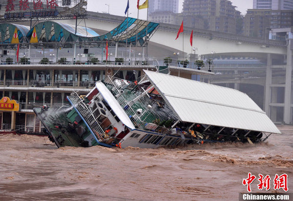 重庆餐饮船在嘉陵江翻沉 11人落水