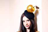 除了Joyce.com独家的樱桃系列外，Piers Atkinson今年的秋冬发饰系列，亦会在Joyce专门店发售，当中包括这款金苹果发饰。售价为4,900港币。

  