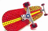 美国加州，流行歌手科迪-辛普森有一块世界上最甜蜜的滑板。滑板五彩缤纷都是用糖果制成，你还敢玩吗？