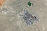 内蒙古锡林郭勒二连浩特完全修建在一片沙漠中。