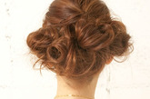  从背后看在三个发髻的作用下使整个发型充满立体感与层次感。