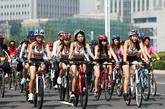 2011.9.22日，是世界第五个无车日。河南省郑州郑东新区，100多名骑友骑单车出行宣传低碳环保，其中还有十名身穿泳装的女青年。尤其抢眼，希望能通过这个活动呼吁更多人自行车出行。