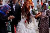 每个国度都会有自己的风俗习惯，在伊朗的传统婚礼上，新娘的盖头上就挂着钞票，等着新浪来赢取。