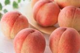 第八种食物：桃子。污垢：为了使桃子的表面看起来光滑洁净，在收获桃子的几周之前，农民会给桃子上撒农药。据报告，在桃子到达消费者的时候，其表面已经覆盖了9层的农药。超市避免方式：用贴有有机标志的袋子装桃子和其他的水果。家用避免方式：很多商品上面会有一层蜡来保持农药的作用，所以用海绵或刷子洗掉这层蜡即可。
