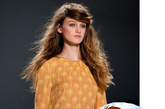 2012春夏纽约时装周——Jill Stuart 品牌秀场

　　要说姑娘的一头金棕色卷发，其实和“狮子王”里的主角还相似几分，比如线条是一样的流畅，甚至连弯曲度和长度都有些相似。这种张扬的发型最适宜成为T台上女权主义的表现作！ 